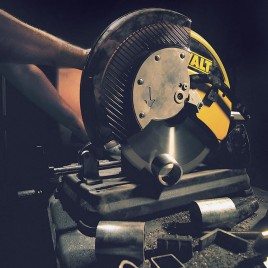 DeWALT DW872 przecinarka do metalu piła (2200W/355mm)